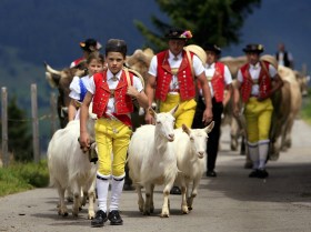 Pastores vestidos com o traje tradicional do rebanho de cabras de uma montanha