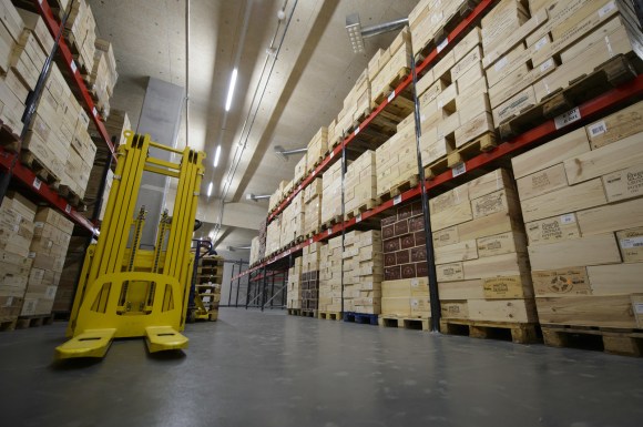 внутри фрипорта Женевы - громадный склад с коробками