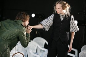 俳優ゲオルグ・ミッターシュティーラーとフリーデリケ・ポシェル（クリスティン役）。2007年にベルン市立劇場で上演されたエリッヒ・ジードラー演出による舞台版のリハーサル風景