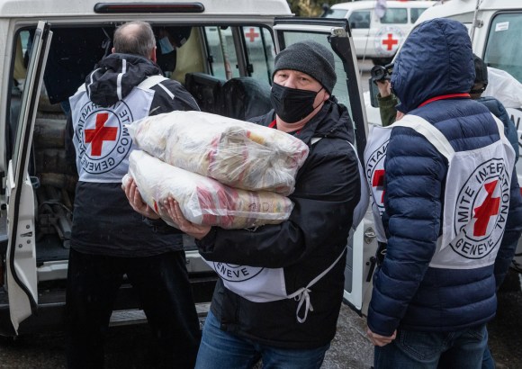 Personal del CICR distribuyendo suministros en Ucrania