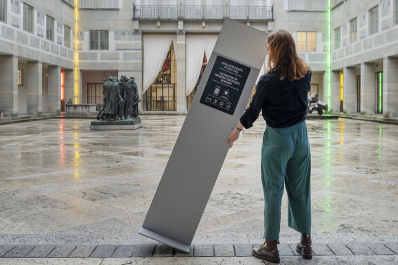 Museum removes Covid sign.