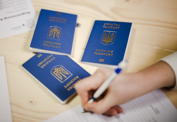 3 جوازات سفر أوكرانية موضوعة فوق مكتب