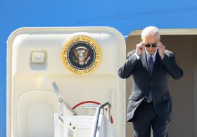 Biden steigt aus Flugzeug