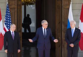 Putin; Cassis und Biden vor Eingangstüre