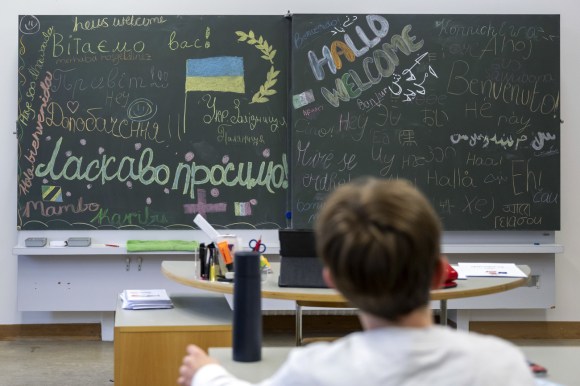 2022年4月7日，巴塞尔的Holbein中学教室里用乌克兰语和其他语言写着欢迎难民的问候语。