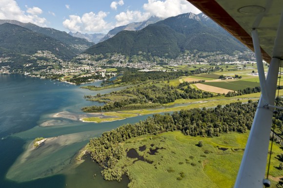 صورة من الجو لمصبّ نهر تيتشينو جنوب سويسرا