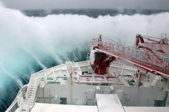 船上から撮影した南極海の暴風雨