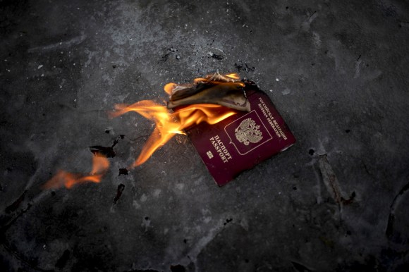 燃えるパスポート