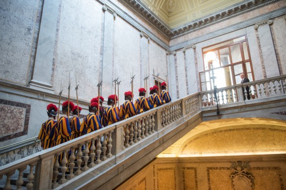 Membros da Guarda Suíça Papal no edifício do Vaticano