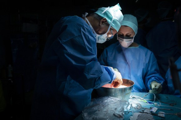 Dos cirujanos en una operación