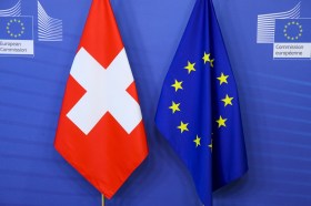 العلم السويسري وبجانبه علم الاتحاد الأوروبي
