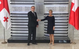 Ministro da Justiça da Geórgia e da Suíça apertando as mãos