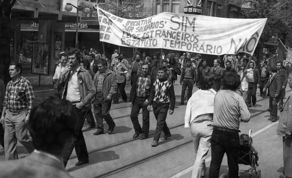 1980年、チューリヒのメーデー行列。国外からの労働者と労働組合が、いわゆる季節労働者の法的地位改善を求めてデモを行った。写真はポルトガルからのグループ。