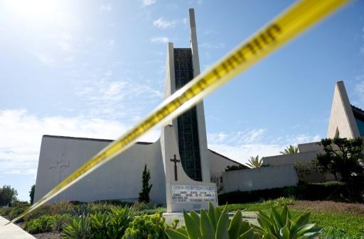 Un muerto y cuatro heridos graves en tiroteo en iglesia de EEUU SWI