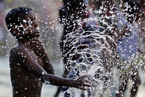 صبي من سريلانكا يلعب في نافورة ماء