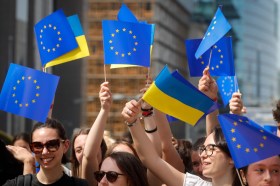 متظاهرون يلوحون بأعلام الاتحاد الأوروبي وأوكرانيا