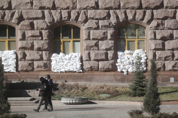 ayuntamiento de Kiev con sacos de arena de protección