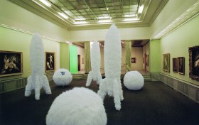 Ausstellung mit Watteraketen