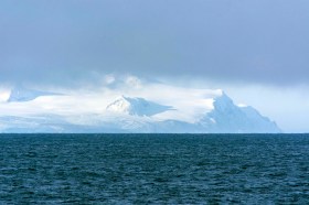 南極海のエレファント島（西側から撮影）