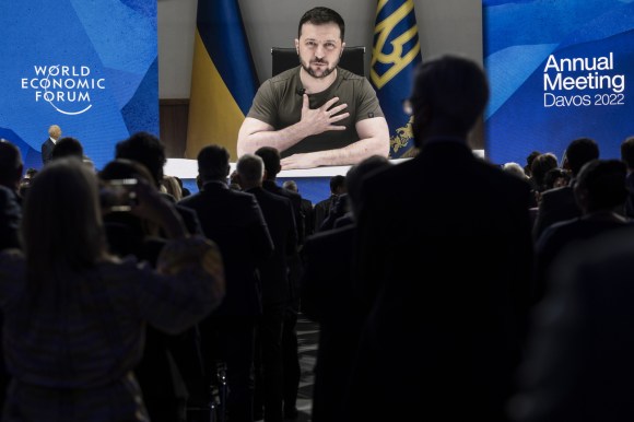 El presidente de Ucrania dando una charla a través de una pantalla gigante en Davos