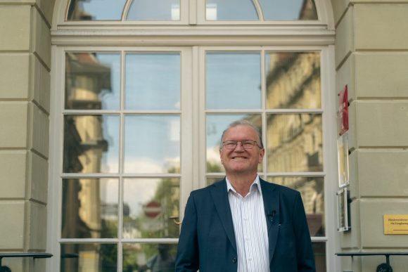 Stadtwanderer Claude Longchamp in Bern vor dem Hotel Äusserer Stand