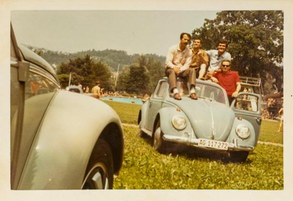 Männer und VW Käfer