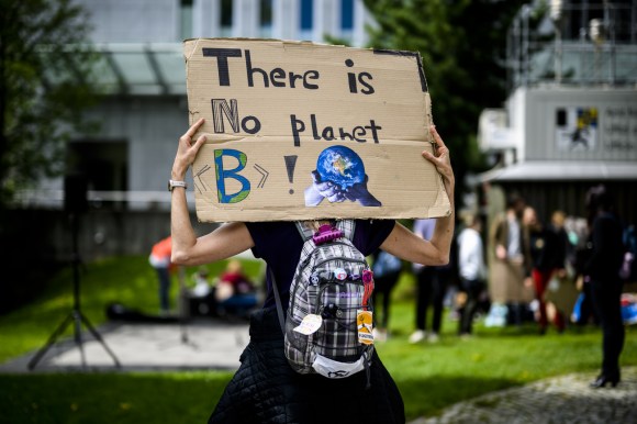 ناشطون مدافعون عن البيئة يرفعون لافتة في منتجع دافوس
