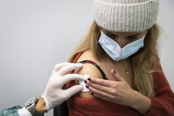 去年12月，一名女性在伯尔尼接种疫苗。