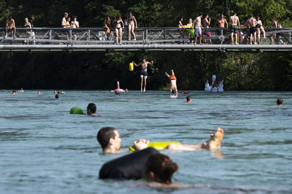 Nadadores no rio Aare, na Suíça