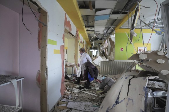 Um hospital bombardeado