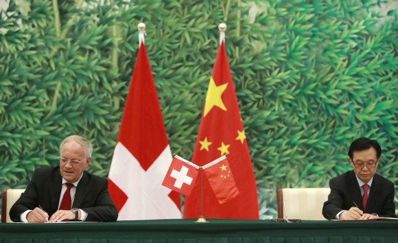 2013年，时任瑞士经济部长施耐德-阿曼(Johann Schneider-Ammann)与中国经济部长在北京签署自贸协定。协定于2014年7月生效，这标志着中国与欧洲大陆国家的首个此类协定。