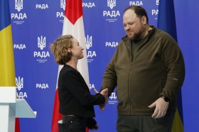 Frau schüttelt Mann die Hand