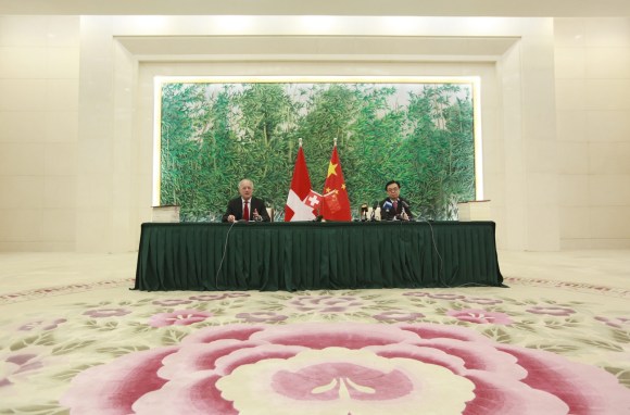 Líderes suíços e chineses em conferência de imprensa na China em 2013.