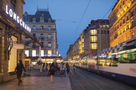 A luxury shop district in Geneva (Keystone / Gilles Lansard) Shopping road in Geneva