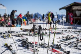 2022年1月16日，下瓦尔登州埃梅滕镇(Emmetten)，游客留在一处山间餐馆外的滑雪板和滑雪杖。