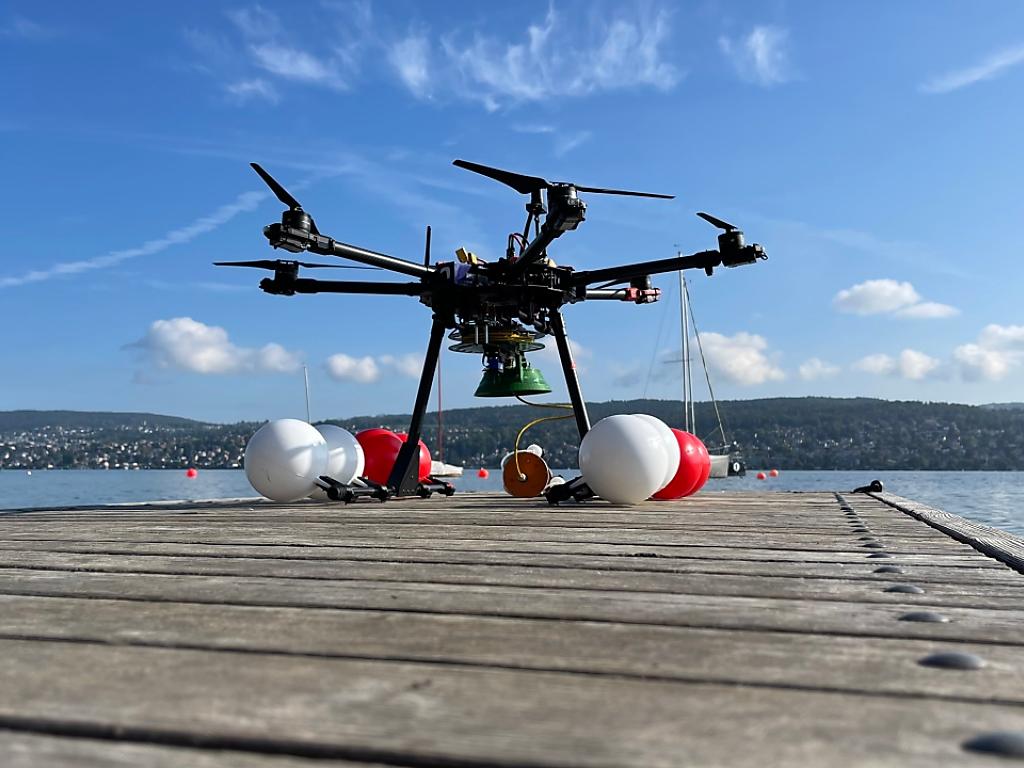 Eine schwimmende Drohne sammelt Wasserproben ein SWI swissinfo.ch