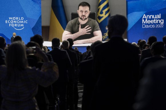 El presidente ucraniano Volodímir Zelesnki en el WEF de Davos