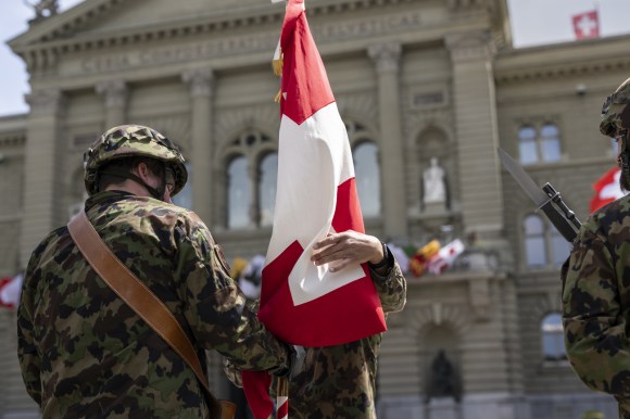 Bandera y soldados suizos