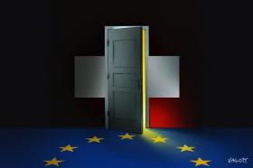 une porte en forme de croix suisse se ferme et laisse dans le noir le drapeau européen