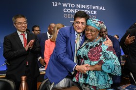 ジュネーブで開催されたWTO閣僚会議閉会後、インドのピユシュ・ゴヤル商工相（中央）に祝福されるWTO事務局長のンゴジ・オコンジョ・イウェアラ氏（右）