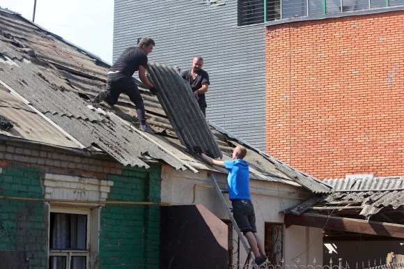 两个乌克兰男人在修屋顶