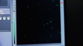 Kleine grüne Punkte sind auf einem Bildschirm zu erkennen: Bakterien und Viren.