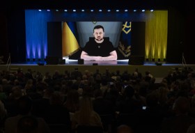 弗拉基米尔·泽连斯基在卢加诺乌克兰重建会议上通过视频讲话。