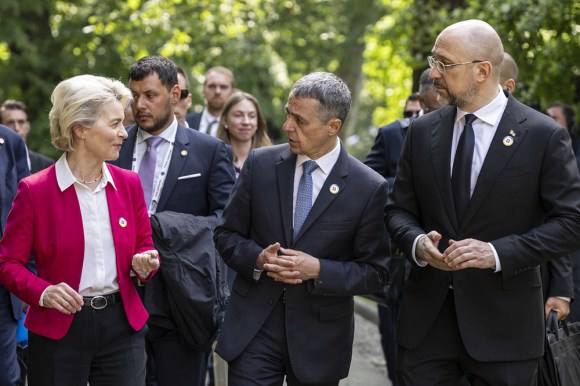 Три політики зі Швейцарії, ЄС та України спілкуються разом