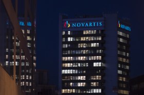 Novartis Hauptsitz in der Nacht