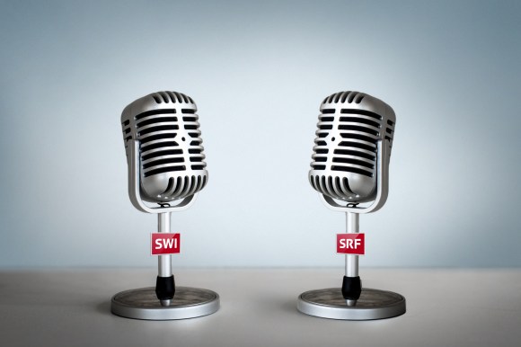 Zwei Mikrofone, eins mit SWI und das andere mit SRF beschriftet