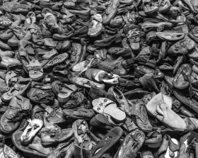 Tas de chaussures à Auschwitz.