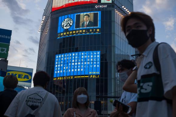 安倍晋三元首相の死去を報じる電光掲示板のニュース。7月8日、東京で撮影