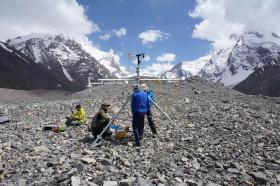 Delle persone installano una stazione meteorologica su un ghiacciaio