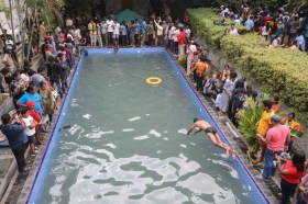 متظاهرون يستحمون في مسبح الرئيس السريلانكي